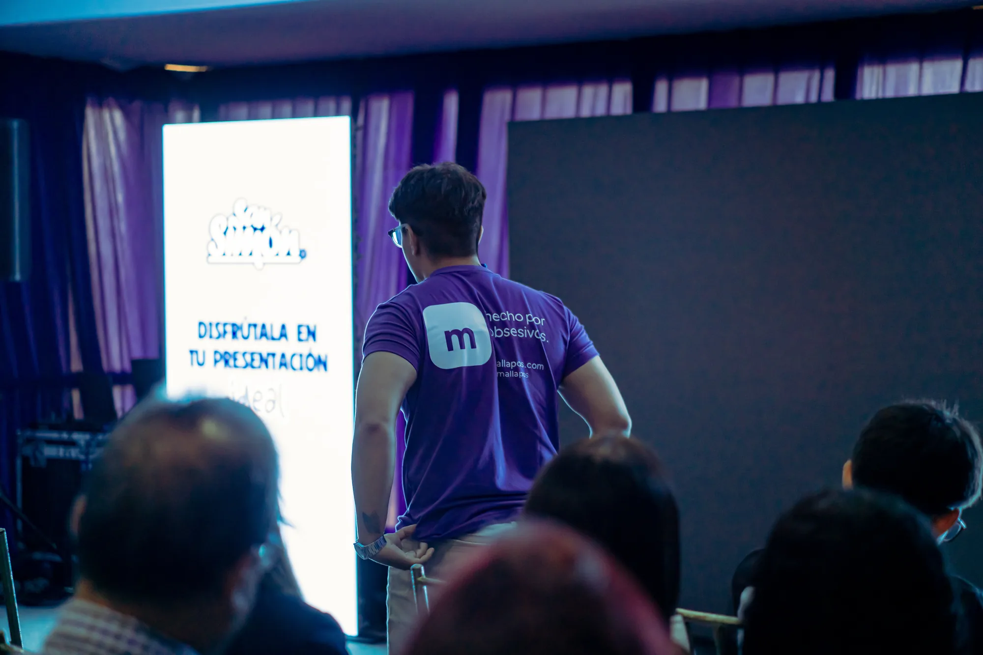 La camiseta de malla con el lema hecho por obsesivos