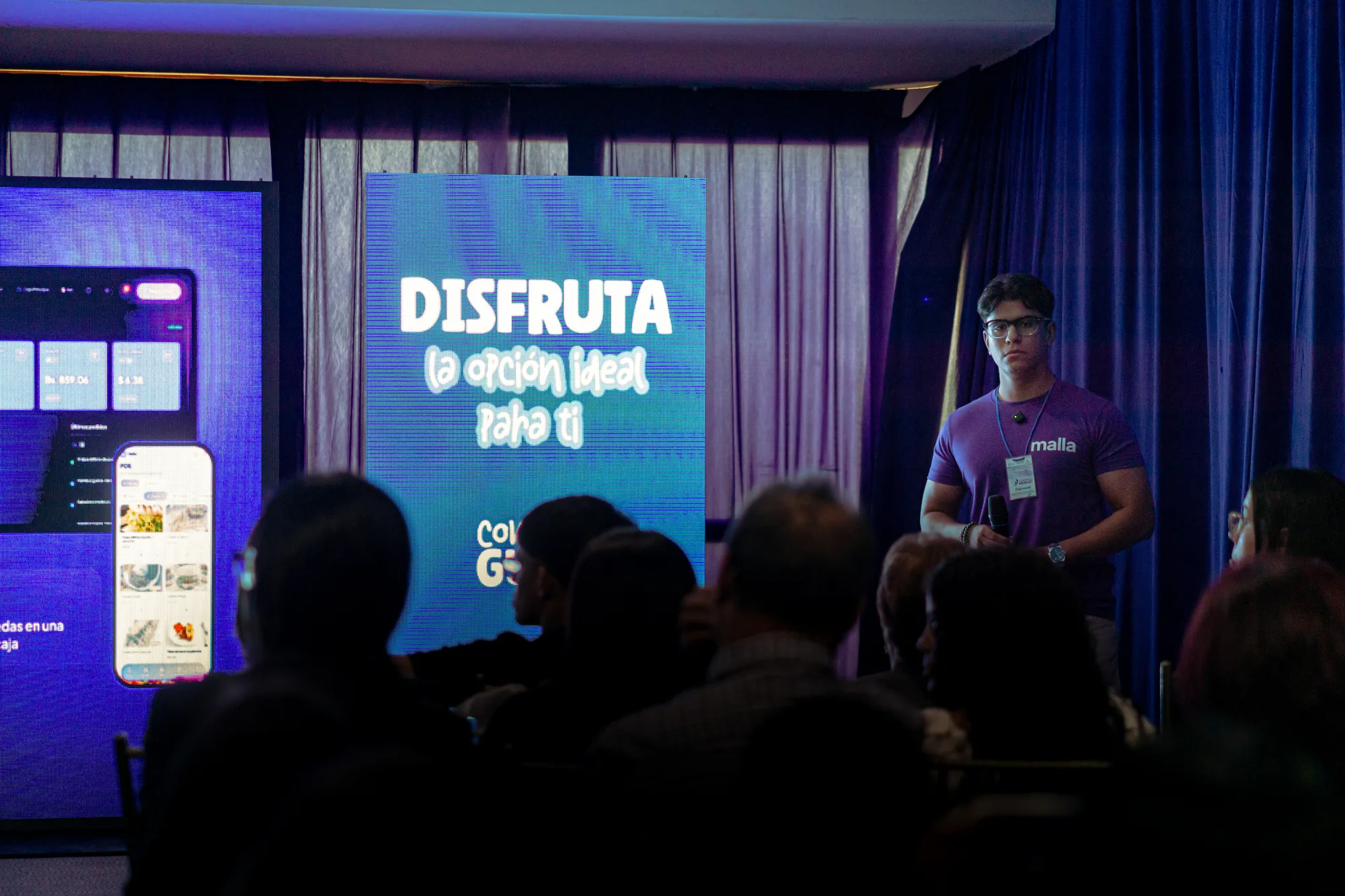 Bryan Sanabria presentando malla en la tarima del encuentro de REDIELUZ