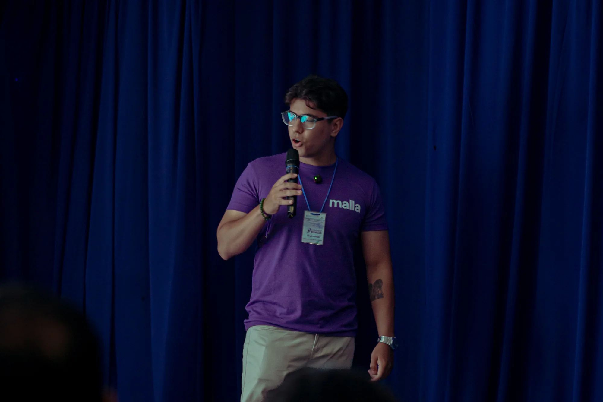 Bryan Sanabria con el micrófono durante la charla
