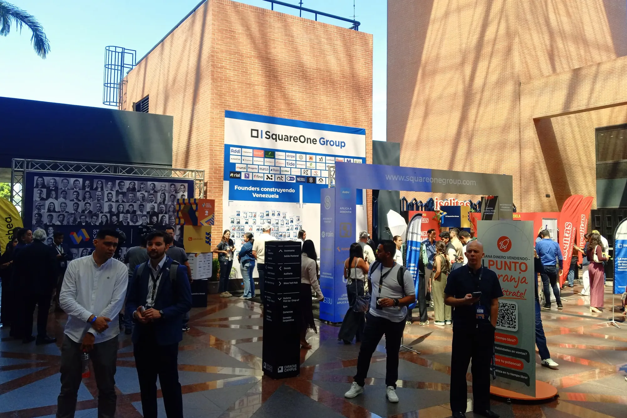 Los stands del evento, con el de SquareOne Group al fondo