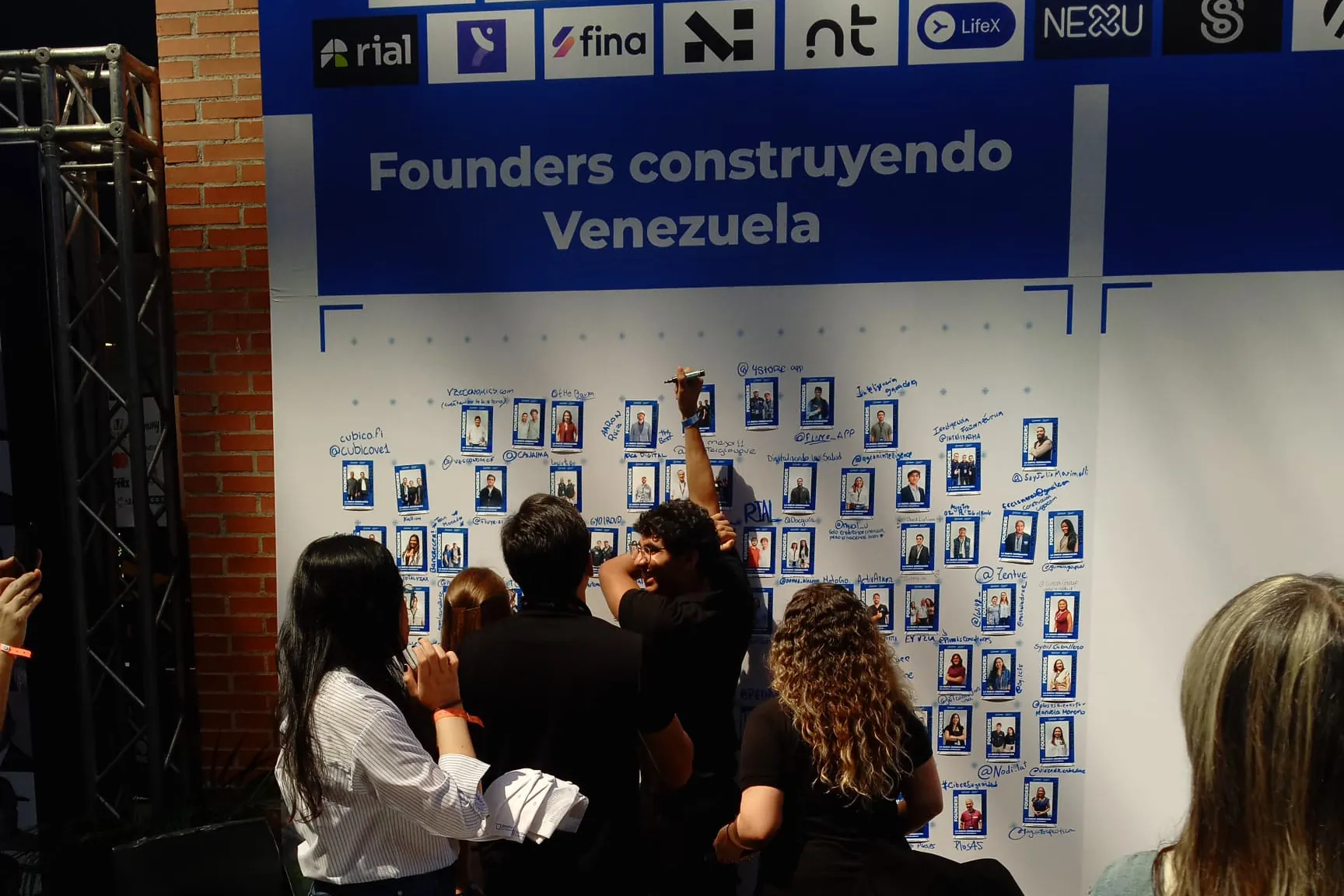 Asistentes frente al muro Founders construyendo Venezuela
