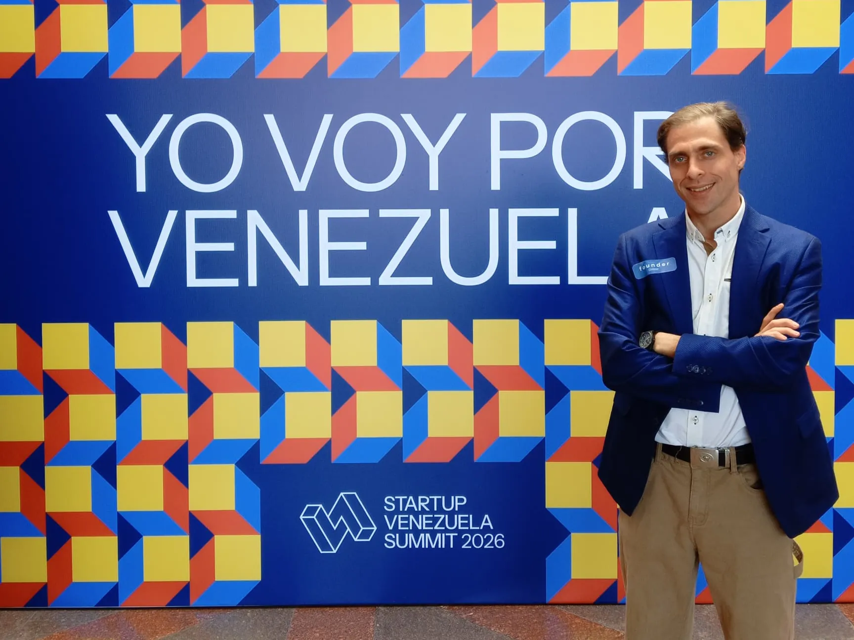 Diego Mouchet, CFO de malla, frente al mural Yo voy por Venezuela del Startup Venezuela Summit 2026