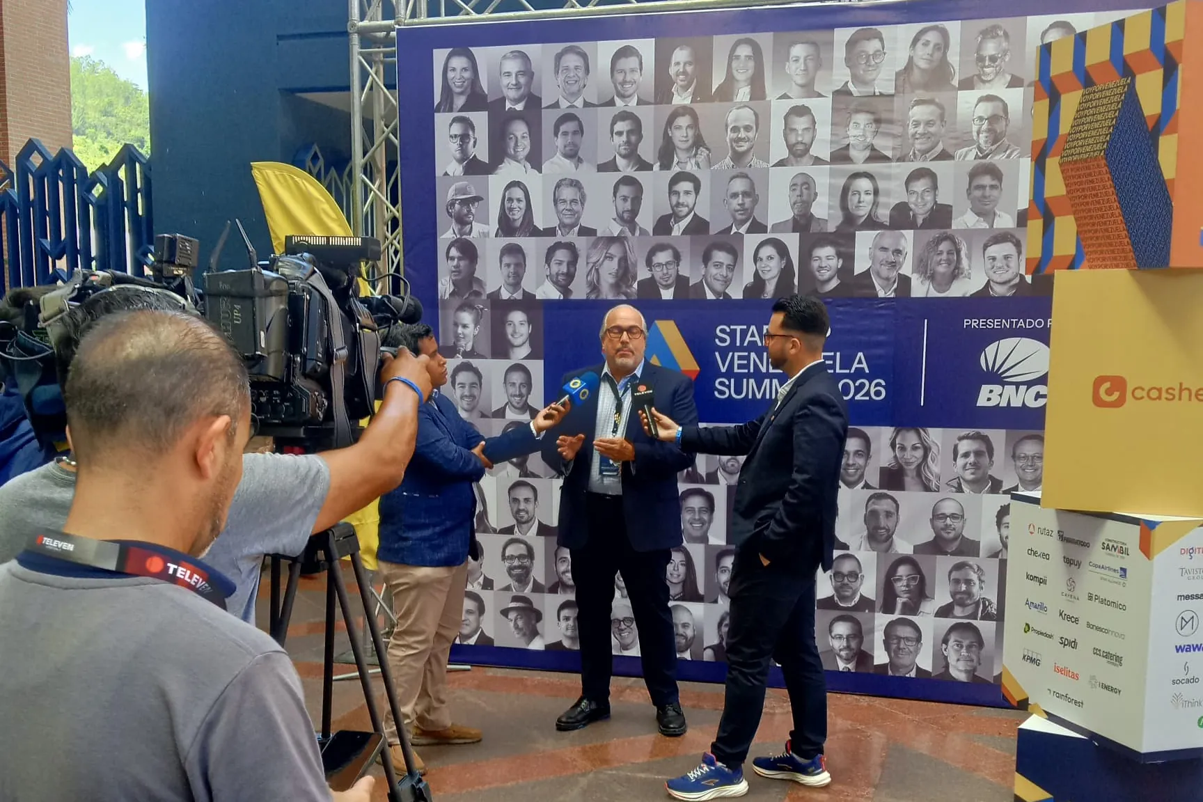 Entrevistas frente al mural principal del Startup Venezuela Summit 2026