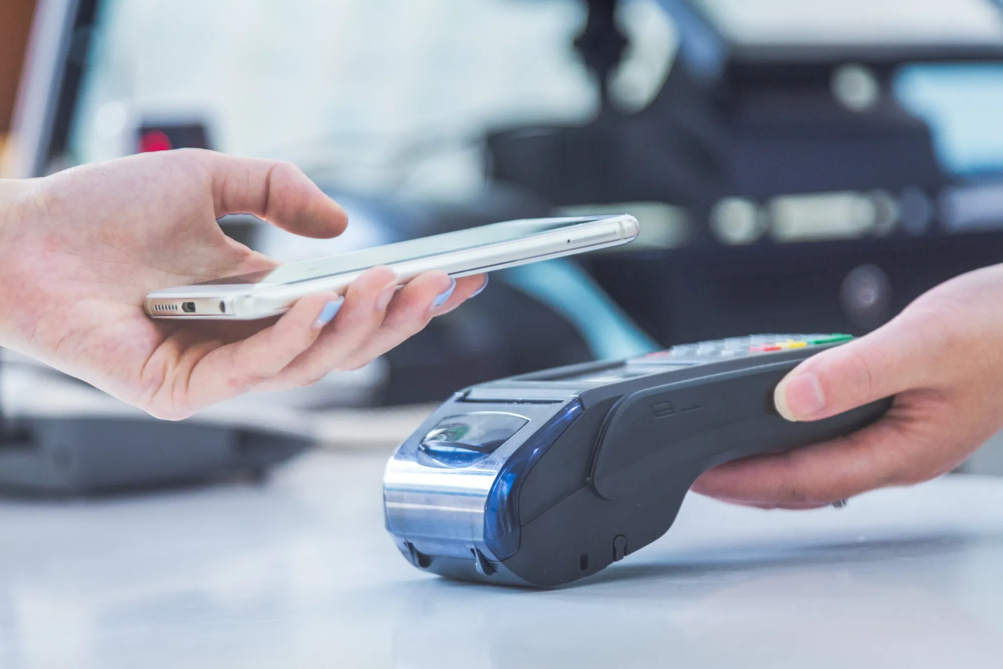 Cliente pagando con el teléfono en el punto de venta