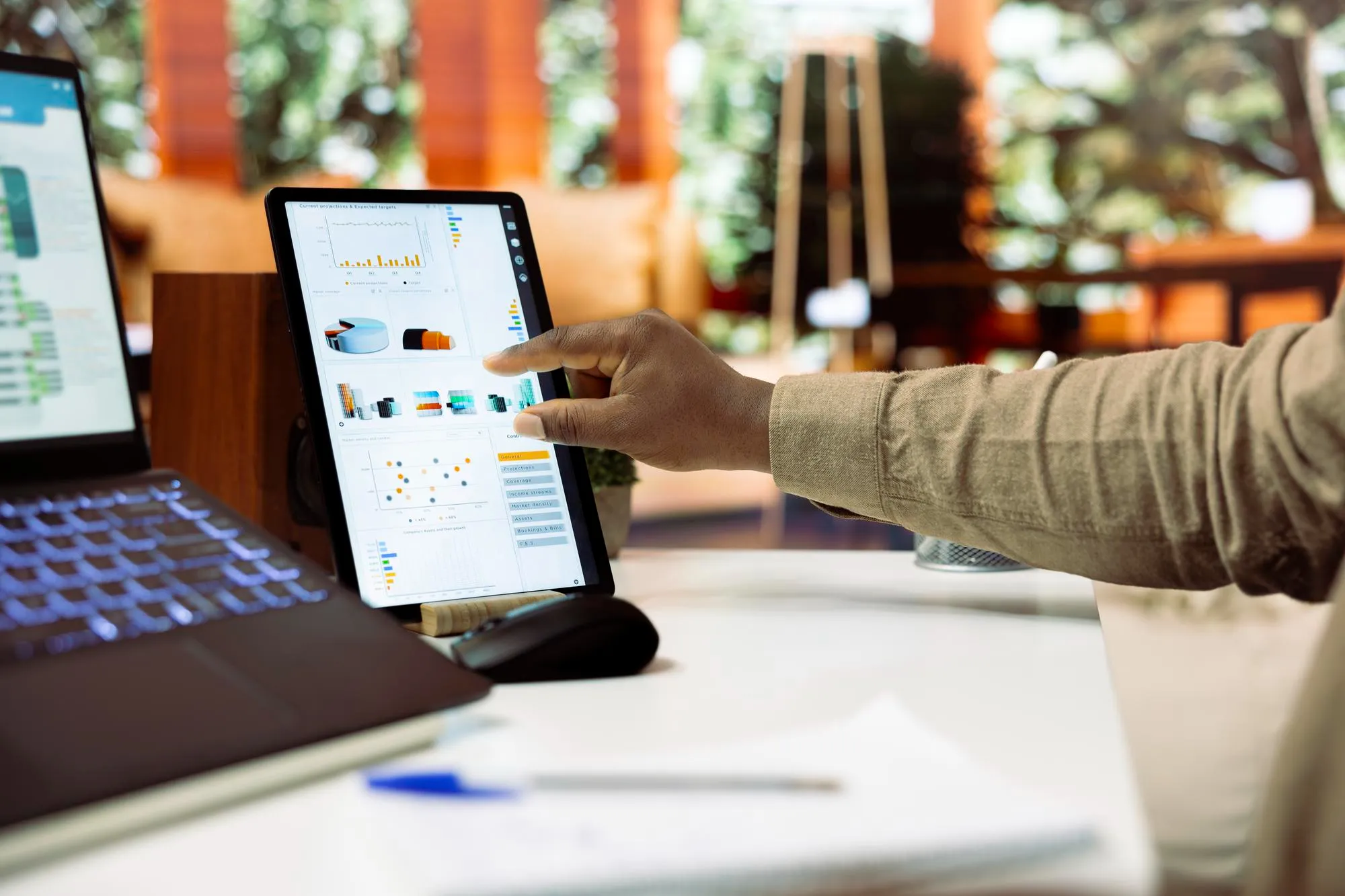Dueña revisando los reportes de su negocio en una tablet
